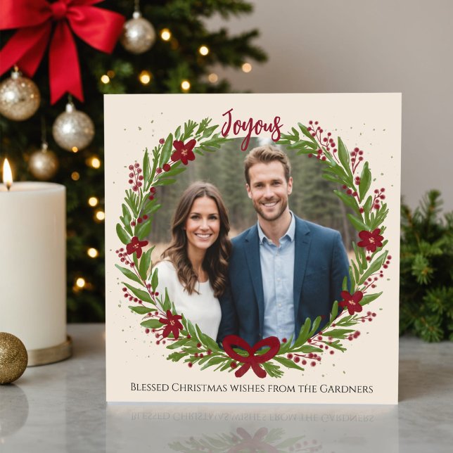 Akvarellkrans Chic Grön Röd Slinga Modern Foto Julkort (Custom watercolor holiday card with a chic wreath, poinsettias, and your photo.)