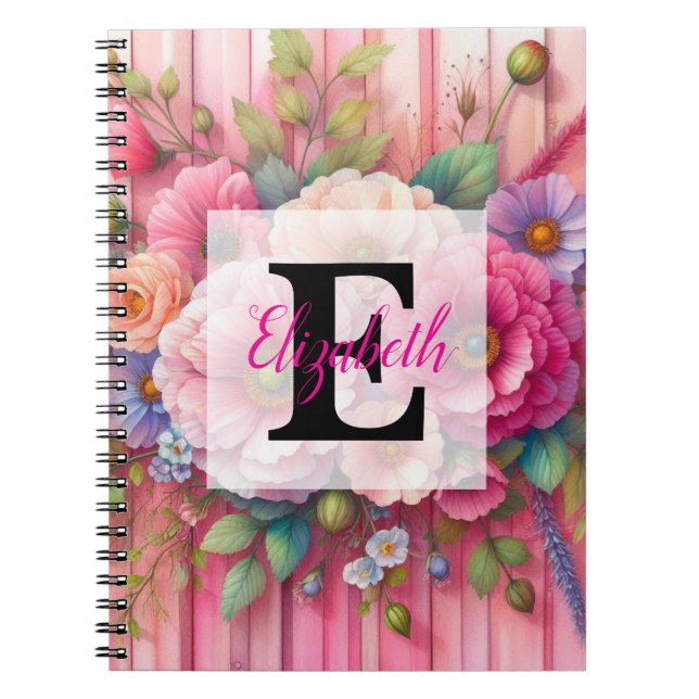 Akvarellmonogram pastellfärgade blommor på rosa tr anteckningsbok (Framsidan)