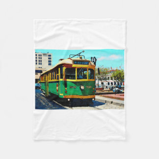 Akvarellskildring av flodpromenad Trolley Traveli Fleecefilt