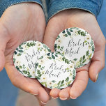 Alabaster Blommigt Utandning Bridesmaid Knapp<br><div class="desc">Identifiera spelarna i nyckel vid din möhippa med våra knappar för blommigt av elegant,  med god chic. Knappen har en grönt och vit vattenfärgsutandning med blommigten "bridesmaid" inskriven i handskript.</div>