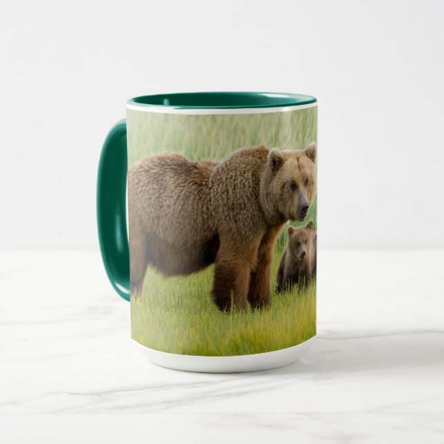 Alaska Brown Bear med Unge i en Meadow Mugg (Framsida vänster)