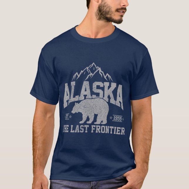 Alaska, den sista gränsstationen EST 1959 Grizzly  T Shirt (Framsida)
