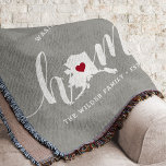 Alaska Home State Rustic Personlig Filt<br><div class="desc">Visa lite stolthet över hemlandet med den här söta grått-proffsfilten med "hem" i vita kalligrafskript med en silhuett karta i Alaska som står i "O" för brev. En rosa hjärtillustration inuti det statliga karta kompletterar designen. Du kan ändra hjärtans position till din hemstad genom att öppna designen verktyg och dra...</div>