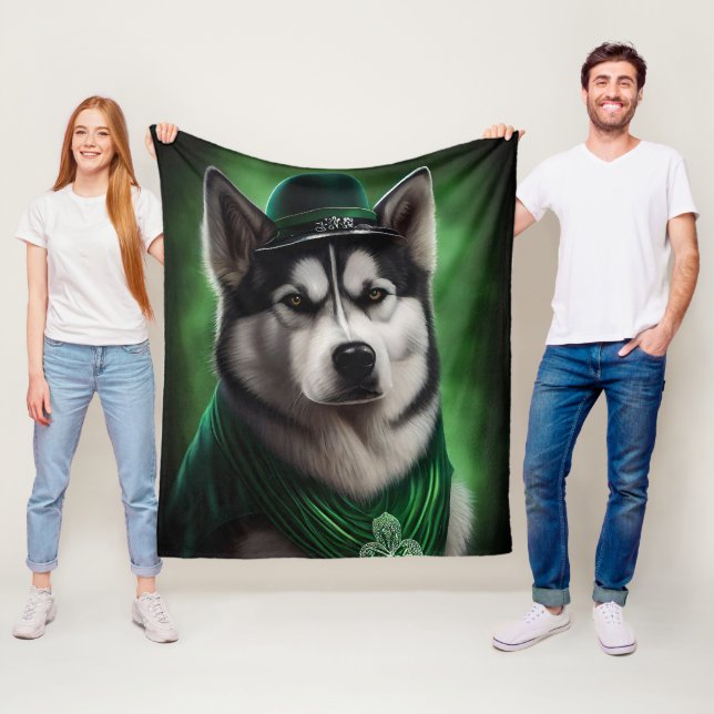 Alaska Malamute hund i St. Patrick Dress Fleecefilt (På plats)