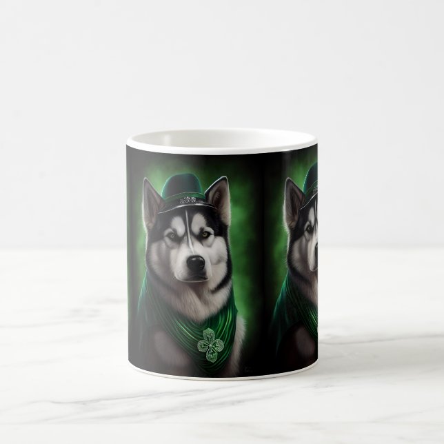 Alaska Malamute hund i St. Patrick Dress Kaffemugg (Center)