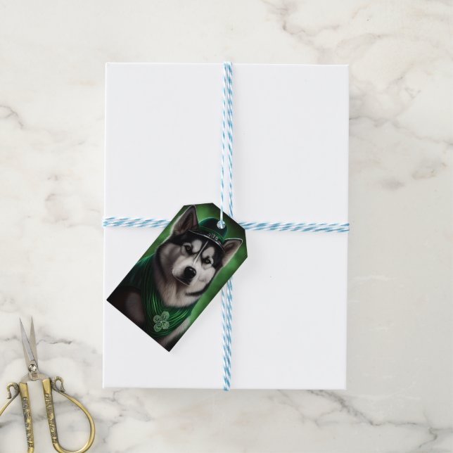 Alaska Malamute hund i St. Patrick Dress Presentetikett (Med Snöre)