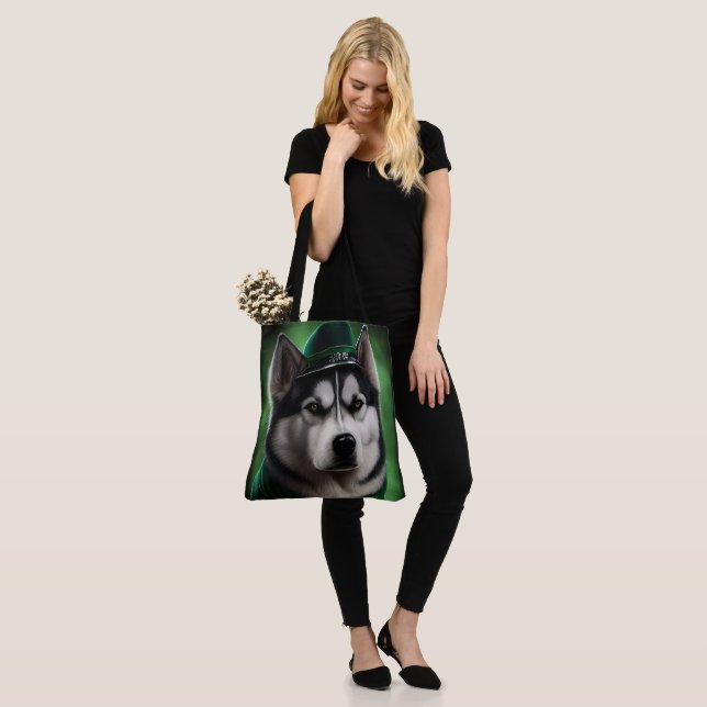 Alaska Malamute hund i St. Patrick Dress Tygkasse (På modell)