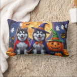 Alaska Malamute Hundar Pumpkin Halloween Funny Lumbarkudde<br><div class="desc">En lekfull Halloween-scen med en eländig liten valp som pissar ut en karvpumpare,  omgiven av fallviber från scoky-roligt. Med kylig charm och hösten färg,  är det perfektens beröring av humor för säsongen.</div>
