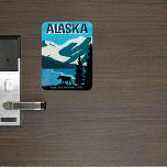 Alaska Moose Cruise Door Decor Magnet<br><div class="desc">Underbart poster stil-teckningsfunktioner berikas med glaciärer,  vatten,  träd och en älg. Dörrfinder eller dekoder för perfektens kabinstateroom-dörr för nästa semesterkryssning resa till Alaska. Lägg till namn om frakt och datum för resa. Skapa ett keepsakminne, </div>