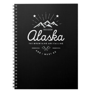 Alaska Mountains Are Calling I Must Go Mono Mörk Anteckningsbok