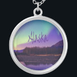 Alaska norra Ljus-bergen Sjö Silverpläterat Halsband<br><div class="desc">Alaska Northern Ljus Mountains Lake Detta är en underbarare sak att ha om du har varit i eller bott i Alaska. Underbar till ge som en överraskning om ni snart är på väg till resa. ALASKA njuter av denna vackra stat. Du kan anpassa och anpassa det här objektet genom att...</div>