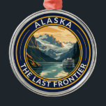 Alaska Travel Art Badge Julgransprydnad Metall<br><div class="desc">Alaska retro-vektorns resedesign. Denna designad-stil-resekonst,  med sin blandning av djärvt färg och vintage,  är  för att inspirera äventyr.</div>