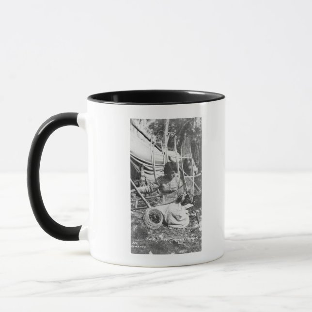 Alaska Woman Skapar Snöskor Fotografi Mugg (Vänster)