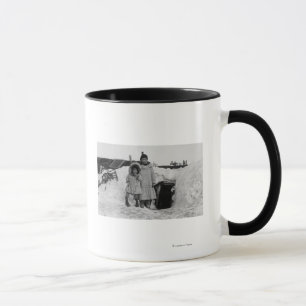 Alaskabo eskimåer utanför deras hem fotograferar mugg