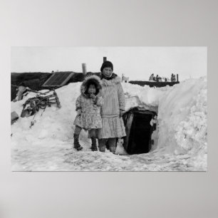 Alaskabo eskimåer utanför deras hem fotograferar poster