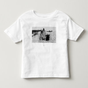 Alaskabo eskimåer utanför deras hem fotograferar t shirt