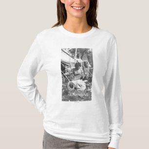 Alaskabo kvinnadanandeSnowshoes fotograferar Tee