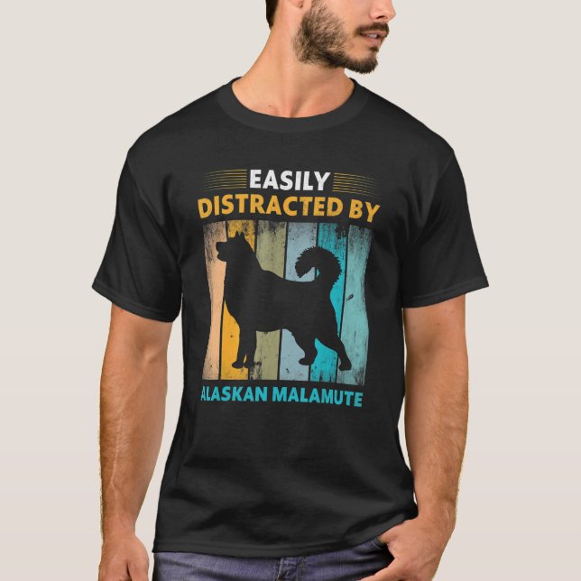 Alaskan Malamute Easily Distrated av Hundar T Shirt (Framsida)