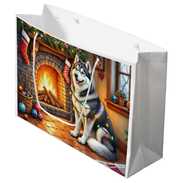 Alaskan Malamute Fireplace with Christmas Lights (Framsidan Vinklad)