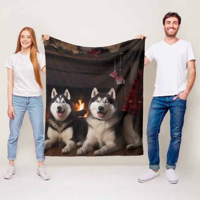 Alaskan Malamute vid öppen spis jul Fleecefilt (På plats)
