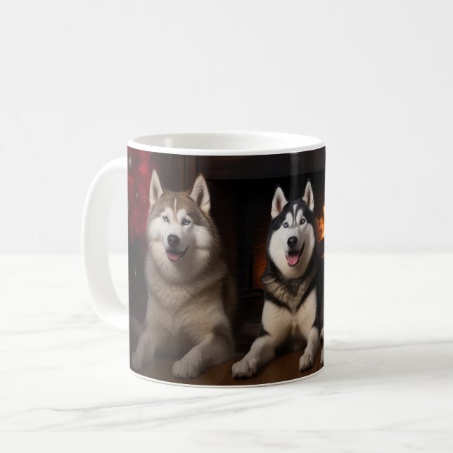 Alaskan Malamute vid öppen spis jul Kaffemugg (Framsida vänster)