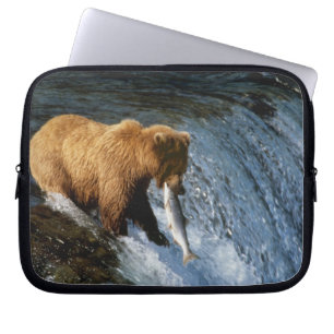 Alaskansk Brunbjörn Fångar Lax vid Brooks Laptop Sleeve