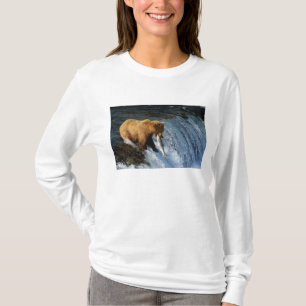 Alaskansk Brunbjörn Fångar Lax vid Brooks T-shirt