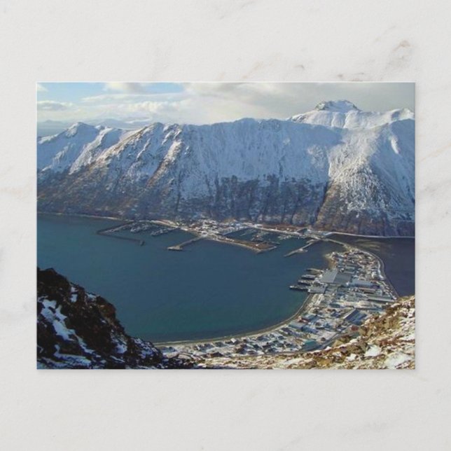 Alaskiska bergskedjan och staden nedanför vykort (Framsida)