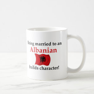 Albanen bygger teckenet kaffemugg