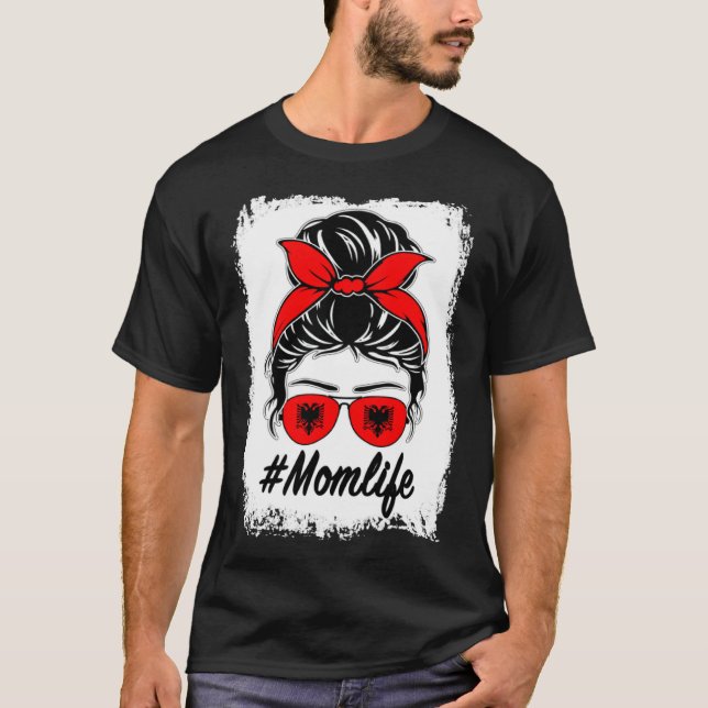 Albania Flag Albanian Mom Messy Bun Mom Life T Shirt (Framsida)