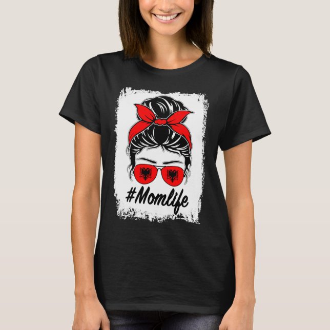 Albania Flag Albanian Mom Messy Bun Mom Life T Shirt (Framsida)