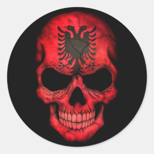 Albansk Flagga Skull på svart Runt Klistermärke