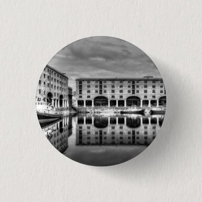 Albert Dock Liverpool Refltions Knapp (Framsida)