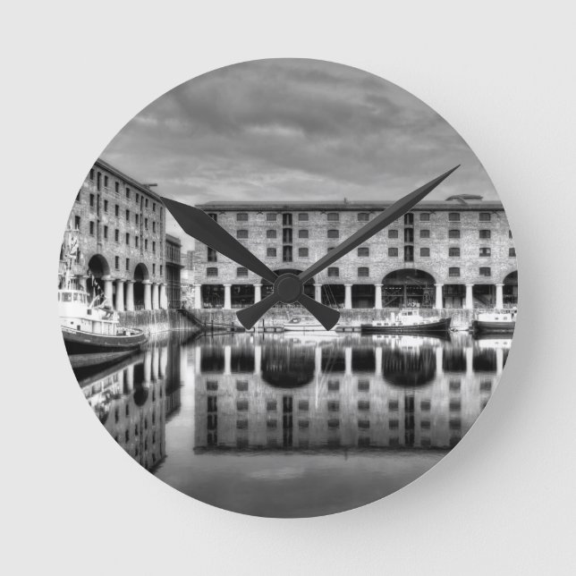 Albert Dock Liverpool Refltions Rund Klocka (Framsida)