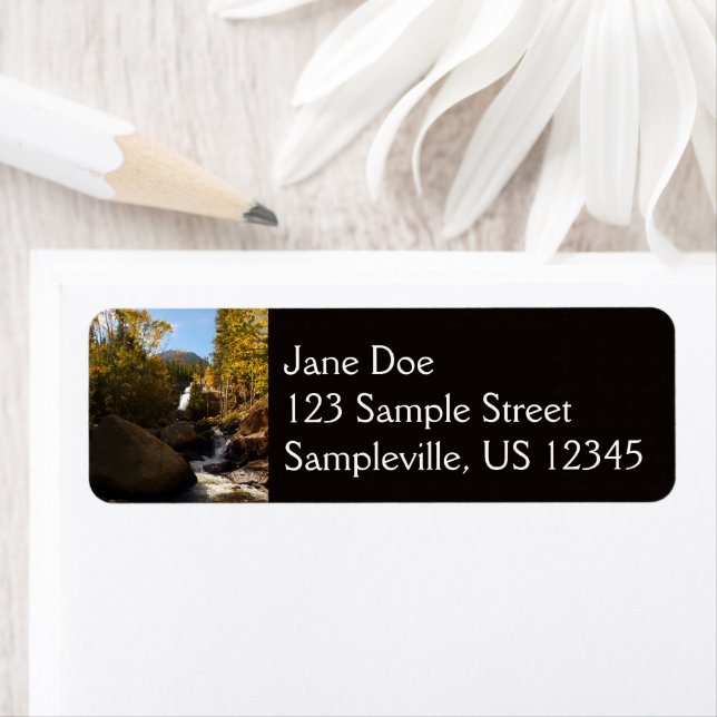 Alberta Falls på hösten i Rocky mountains Returadress Etikett (Insitu)