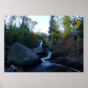 Alberta Falls vid Sunrise i Rocky mountains Poster