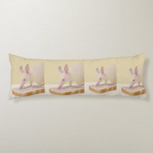 Albino jordsvin & Sprinkle Toast – Minimal Whimsy Kroppskudde