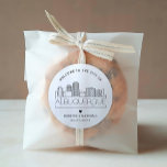 Albuquerque Skyline | Välkomsthälsoförmån för Bröl Runt Klistermärke<br><div class="desc">Förbättra ditt bröllop välkomna paket eller evenemangets party favors med en anpassningsbar av välkomstklistermärken! Dessa eleganter, men små stil-klistermärken, är skräddarsydda för ett bröllop som tar ställe i den vackra staden Albuquerque. De har en modern dekoskylin där namn i staden är inbyggt under. All inslag i designen, inklusive inslag, är...</div>