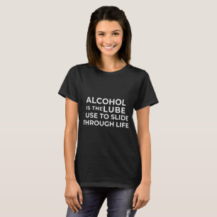 ALCOHOL ÄR DEN LUBE I-ANVÄNDA SOM SKA SLIDAS GENOM T SHIRT