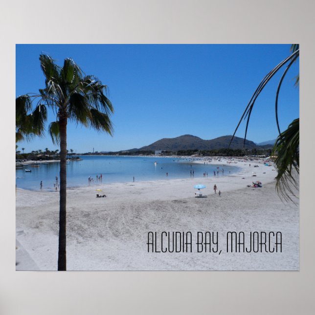 Alcudia strand och bukt landskap Majorca Spanien Poster (Framsidan)