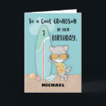 Ålder 7 Grandson Birthday Beach Funny Coola Raccoo Kort<br><div class="desc">Gång din barnson firar sin 7:e-födelsedag,  du borde kunna ge honom den här roligten och humoristiska kortet som också kommer med en personlig anpassning på framsidan. Du kan anpassa kortet med namn.</div>