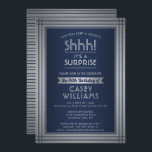 Ålder Överraskad Elegant - marinblått Silver Inbjudningar<br><div class="desc">Hh! Kan du behålla en hemlighet? Familjen Inbjudan och vänner till en elegant och spännande firande med den här marinen blå och silver överraskar födelsedagsfest inbjudan. Utformningsfunktioner för borstat rostfritt stål, modernt svart rand och snyggt vintage konsthandlad typografi. Observera att silver är tryckt i grått färg, inte metallfolie. Det här...</div>