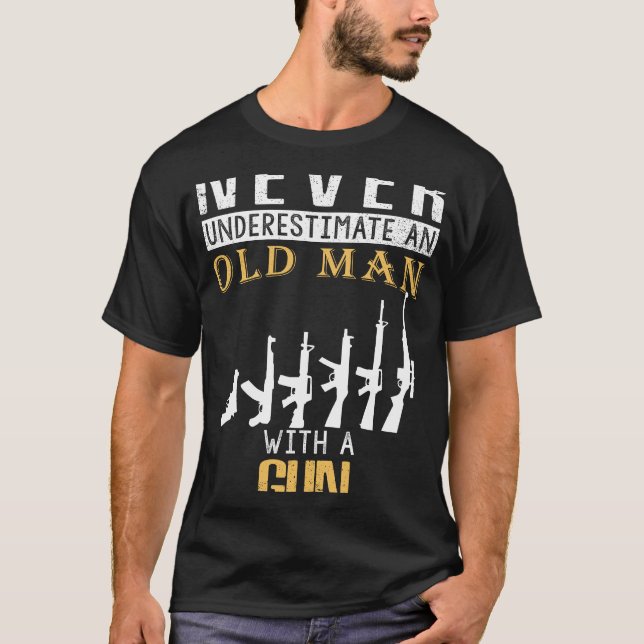 Åldersutlösare-Lycklig: Gamla Mans Gun Skills Slå  T Shirt (Framsida)