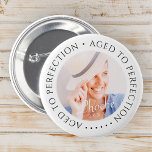 Åldras till Perfection Modern Simple Birthday Phot Knapp<br><div class="desc">Denna enkla och moderna utformning består av serif-typografi och lägger till ett anpassningsbar-foto. åldras till Perfektion omger anpassningsbarnas foto.</div>
