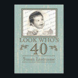 Åldras Wood 40th Birthday Photo Inbjudningar<br><div class="desc">Åldras tittar på trä i ett havsskum färg 40-årsfoto ram inbjudan till honom eller henne. Titta på Vem är nittio,  ladda upp ett favoritfoto i alla åldrar och anpassa texten till party.</div>