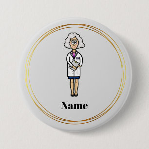 Äldre Female Doktor med Grått Hair Namn Button Knapp