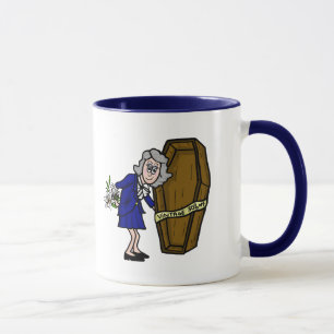 Äldre female Mortician med Coffin Mugg