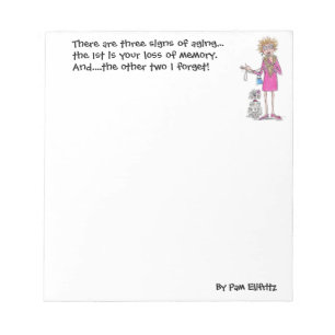 Äldre kvinna skrattar åt signaturer om åldrandet anteckningsblock