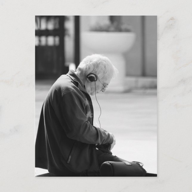 Äldre man lyssnar på musik vykort (Framsida)