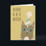 Äldre och Wiser | Funny Cat Vuxen Birthday Kort<br><div class="desc">Detta är en vektorillustration av ett tabby katt med glasögon med grönt. Han har på sig en party hatt. I texten står det "Äldre och Wiser". Skicka det här roligten till en vän som åldras men som har en känsla för humor om det!</div>